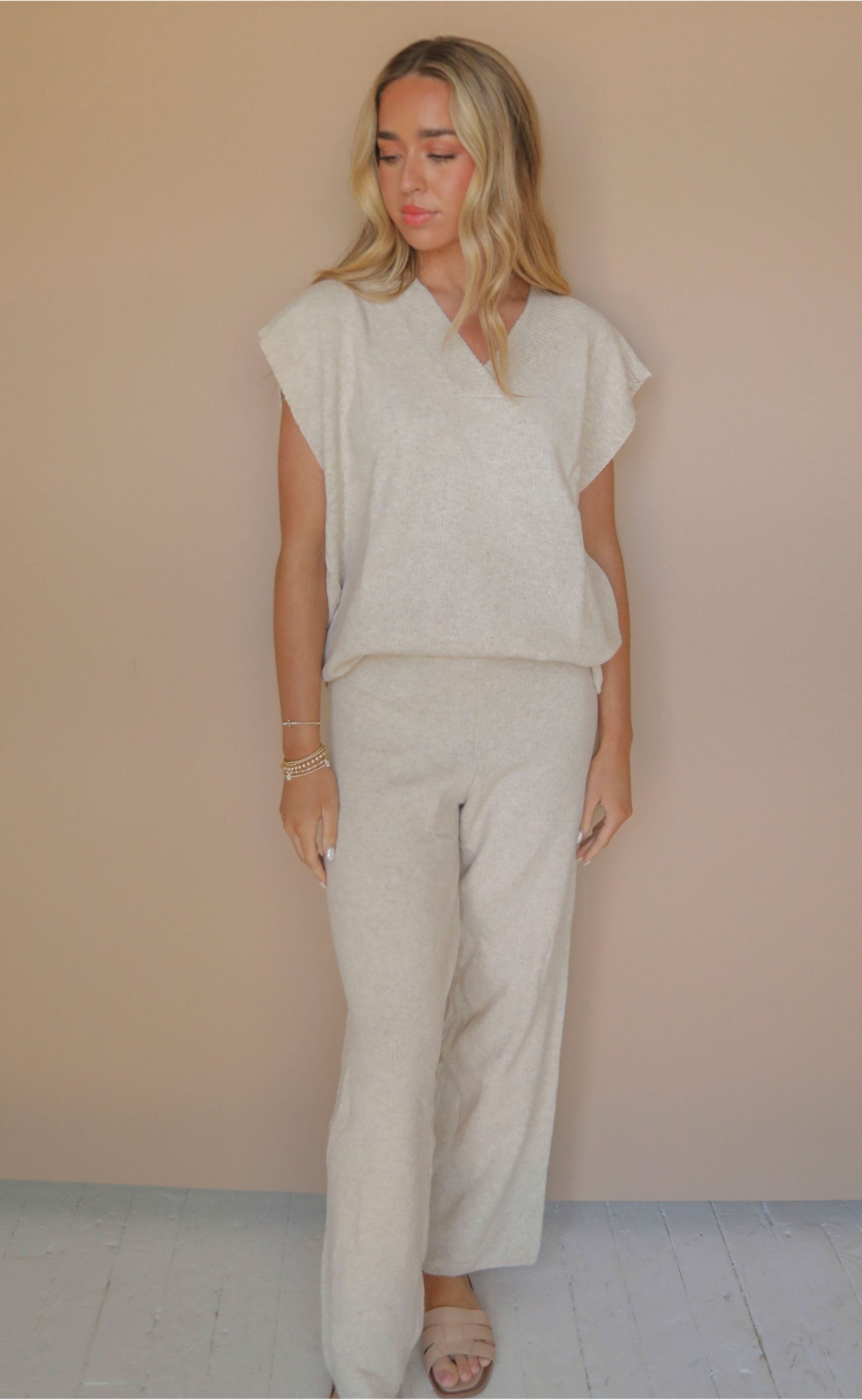 Oatmeal World Star Set – Minimalist Coordinated Tracksuit with Clean Lines, Perfect for Casual Street Style and Relaxed Days