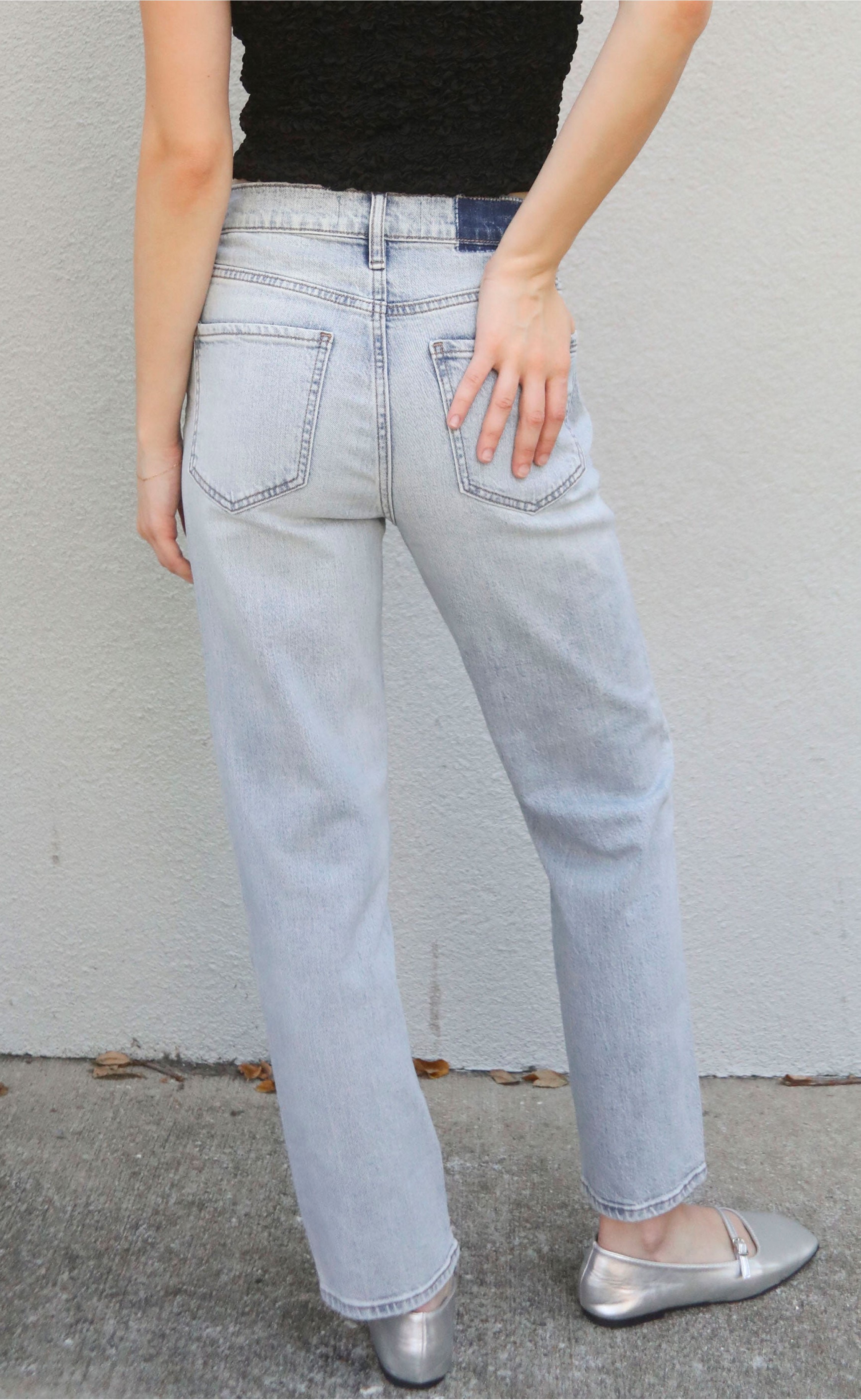 High Rise, No Lies: Why Straight-Leg Denim is the Ultimate Wardrobe Staple