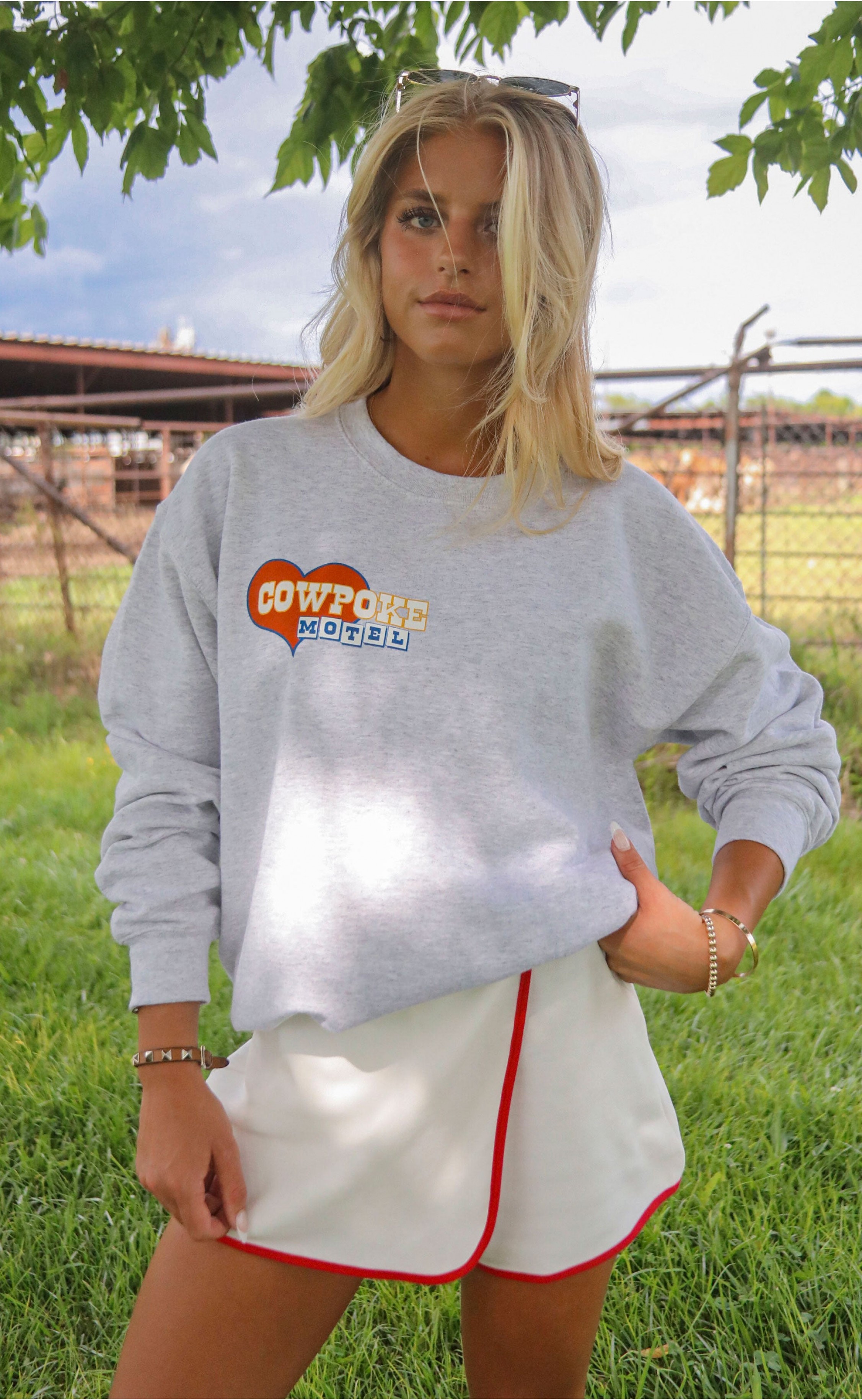 Cowpoke Motel Sweatshirt – Vintage Western-Inspired Pullover with Classic Motel Graphic, Perfect for Rustic and Casual Looks