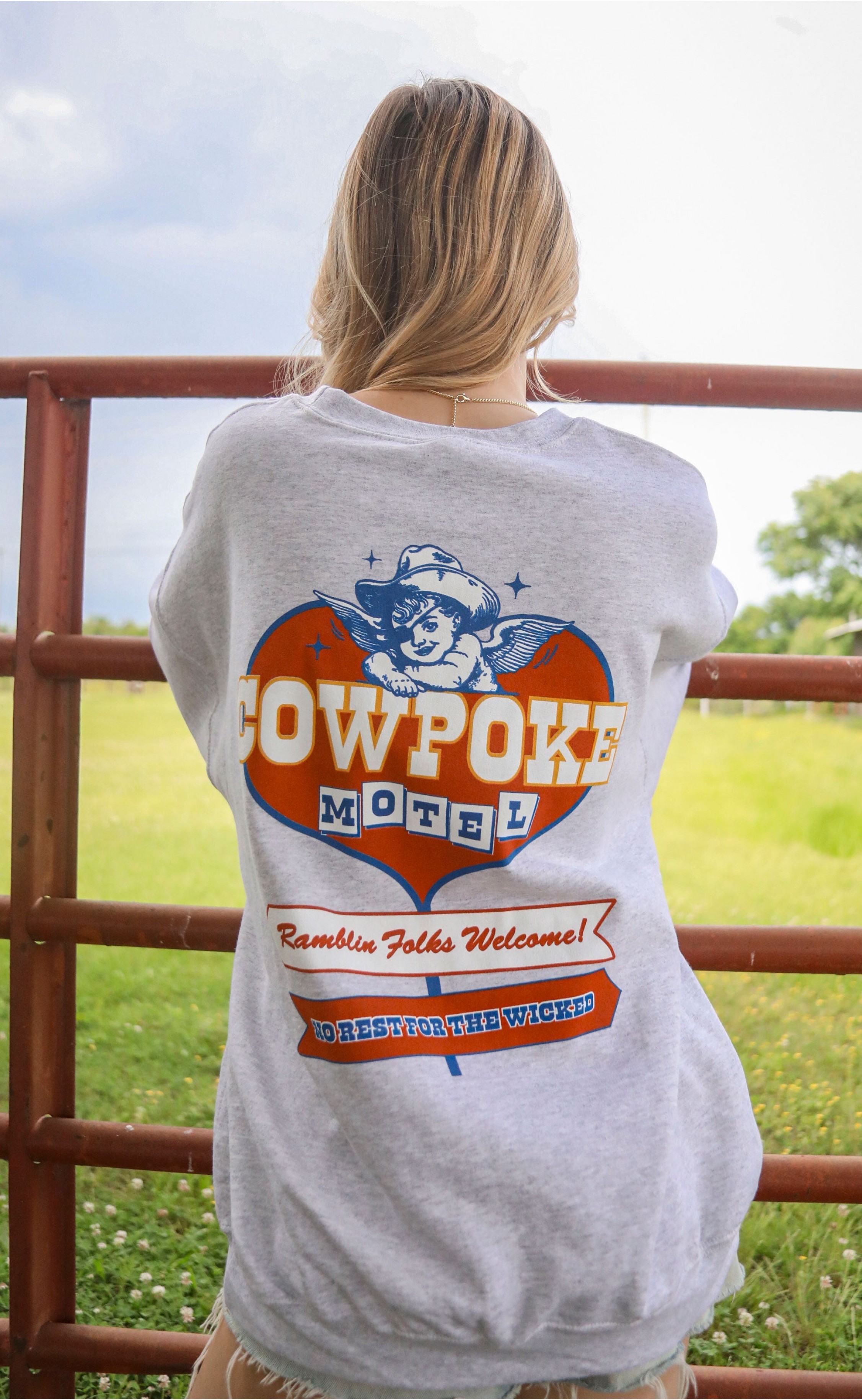Cowpoke Motel Sweatshirt – Vintage Western-Inspi...